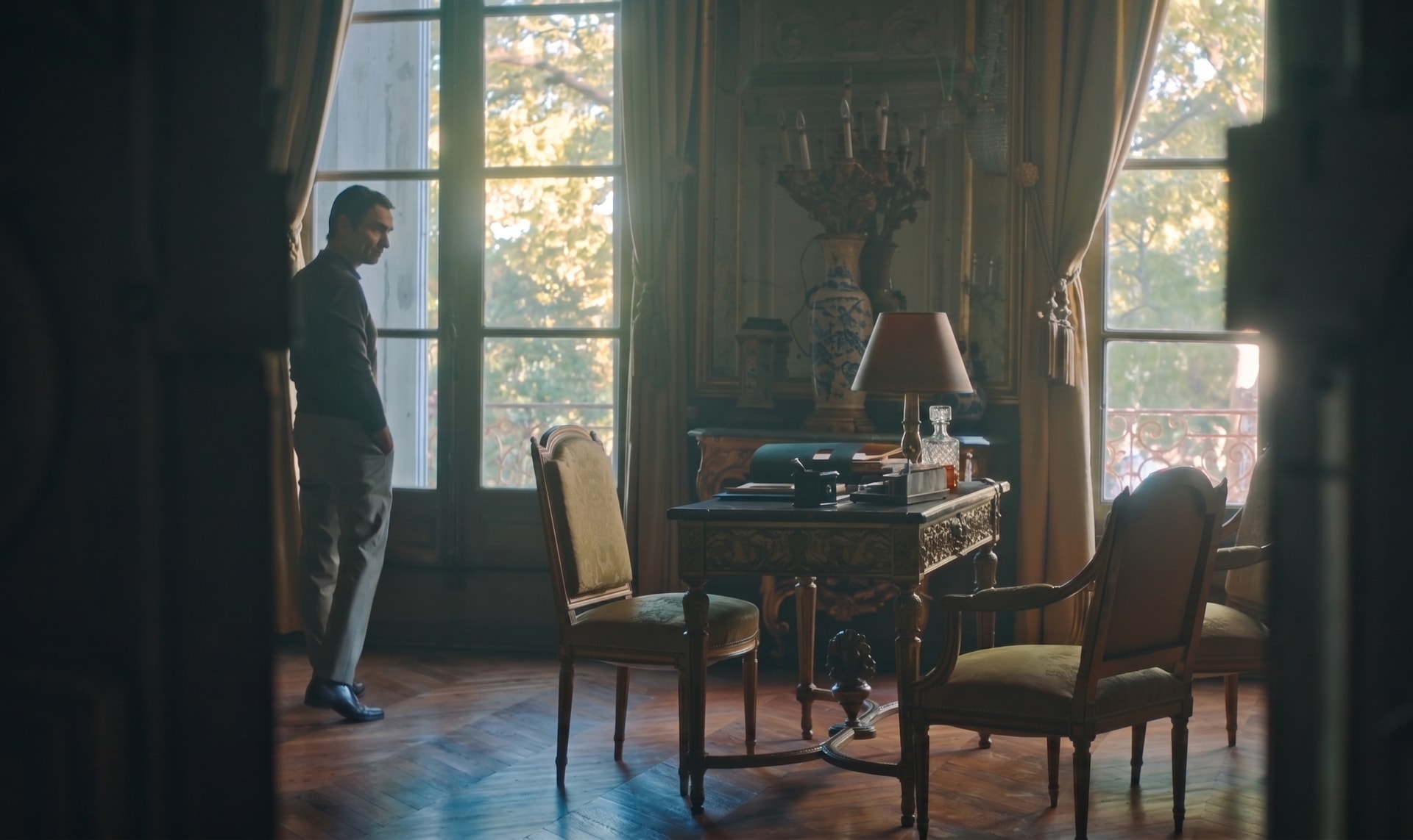 Frank BETERMIN dans un décor de film, devant une fenêtre