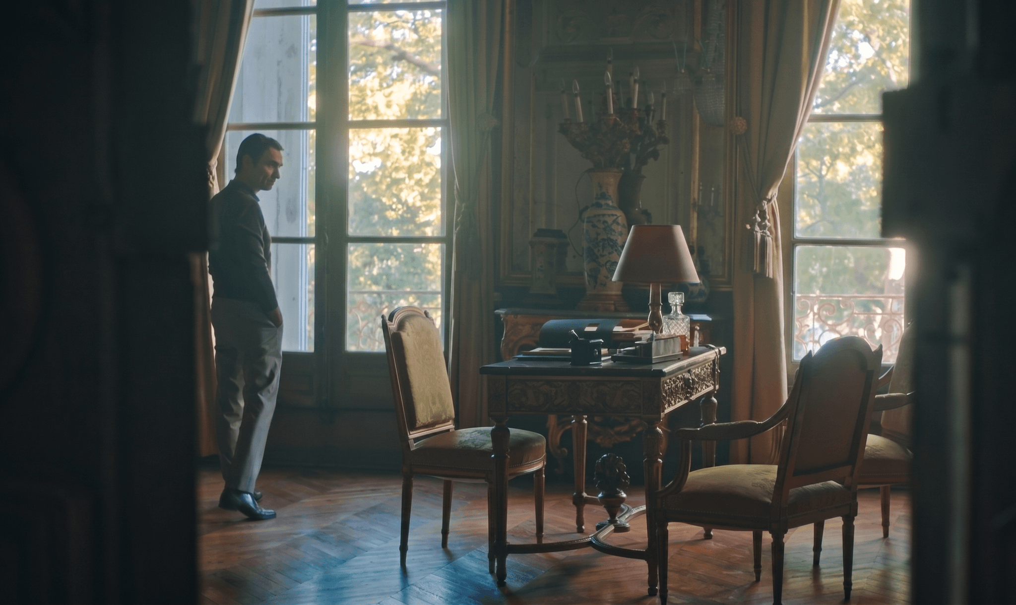 Frank BETERMIN dans un décor de film, devant une fenêtre