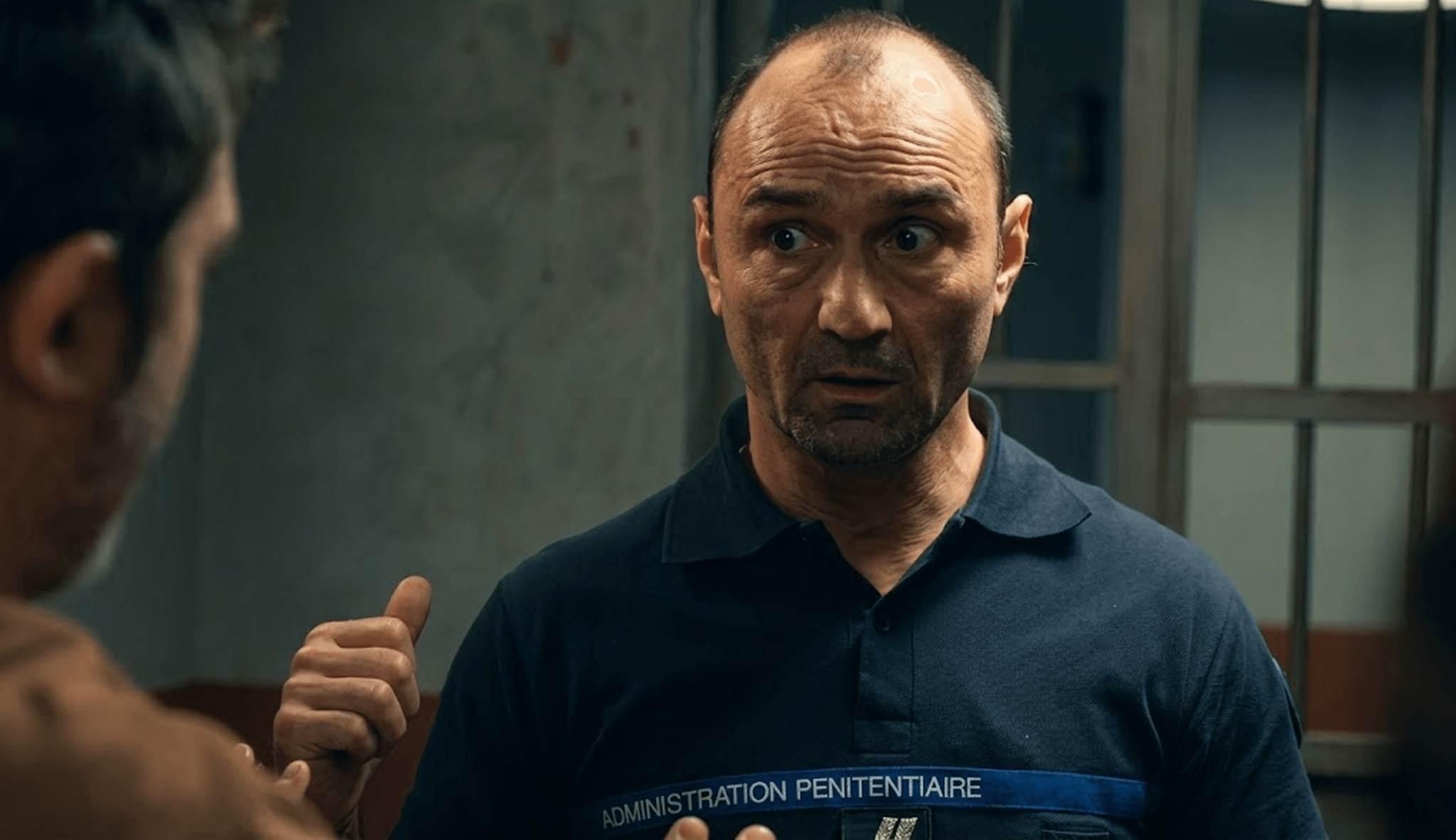 Frank BETERMIN en uniforme Administration Pénitentiaire dans le rôle du Maton, série Demain Nous Appartient sur TF1