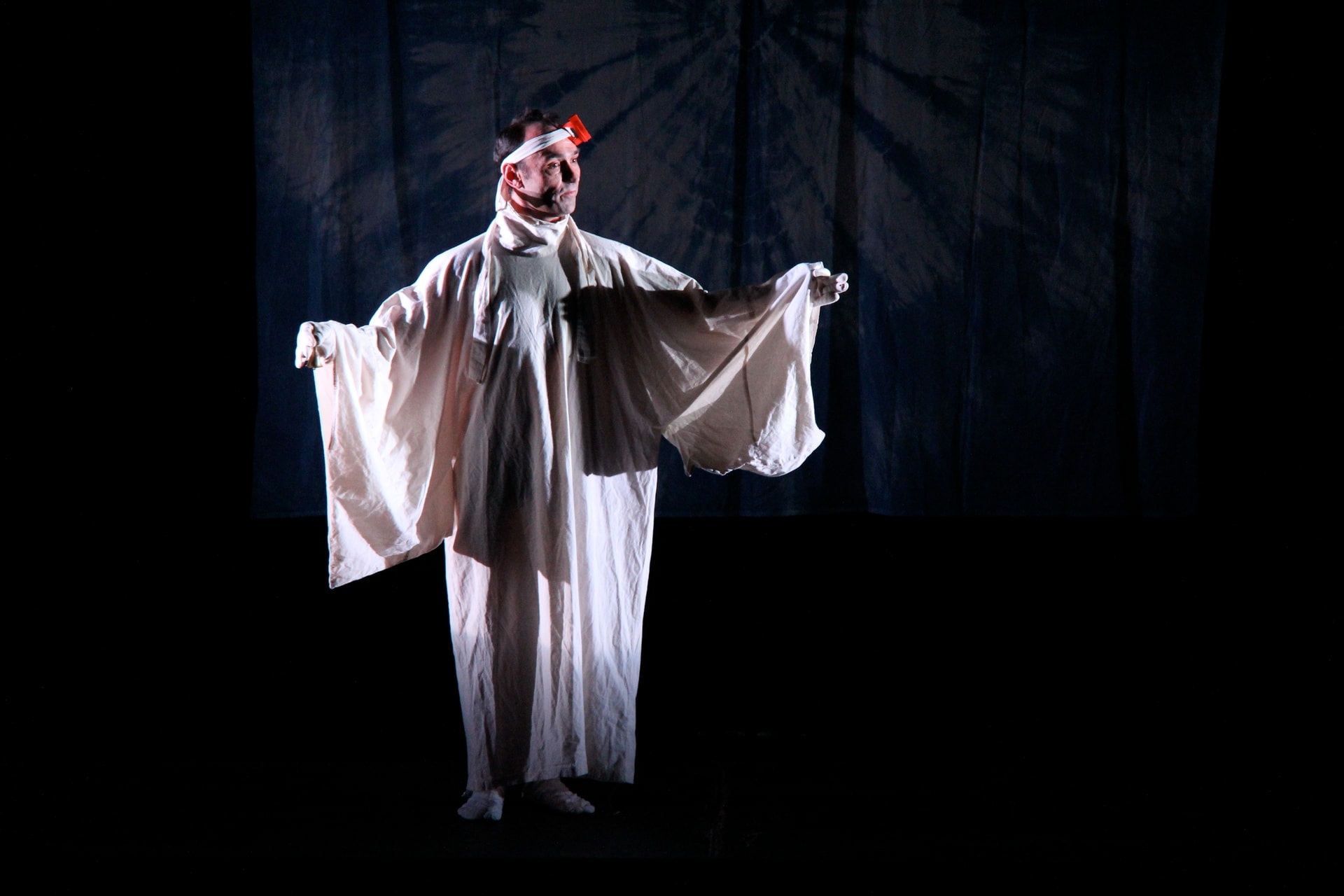 Frank BETERMIN sur scène dans Hamlet de Shakespeare, costume blanc